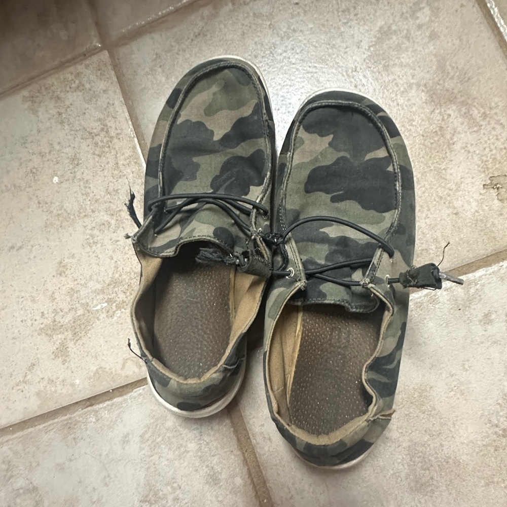 Camo women’s hey dudes. Size 10 worn multiple times. Very comfortable